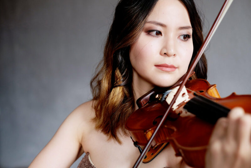 Mayuko Kamio playing violin