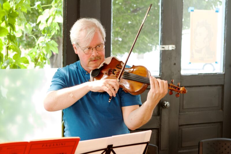 Violinist Andrew Jennings