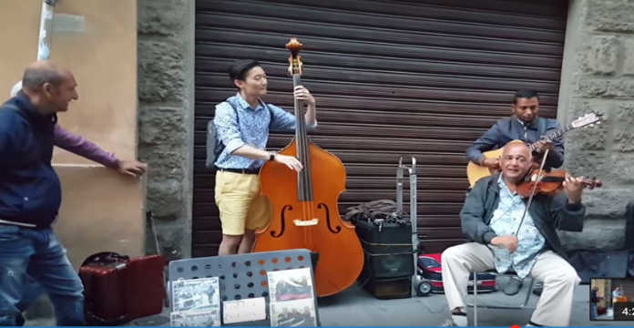 WACKY WEDNESDAY | Korean Bassist Tourist Joins Italian Street Trio [VIDEO]