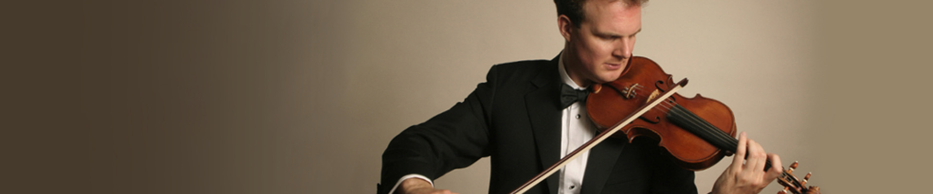 Axel Strauss playing violin
