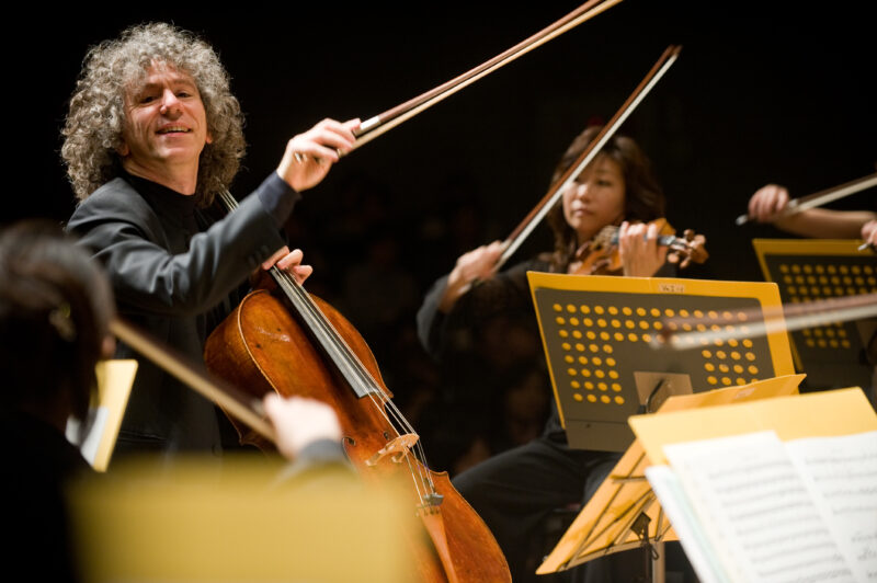 Steven Isserlis playing cello