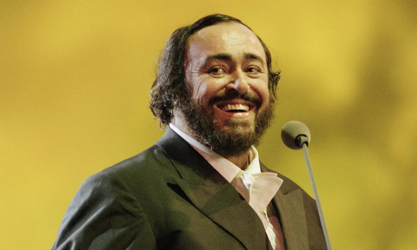 Statua in bronzo di Luciano Pavarotti svelata a Pesaro, Italia